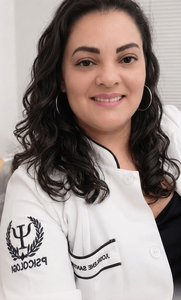 Rosilene Santos sorrindo em seu consultório